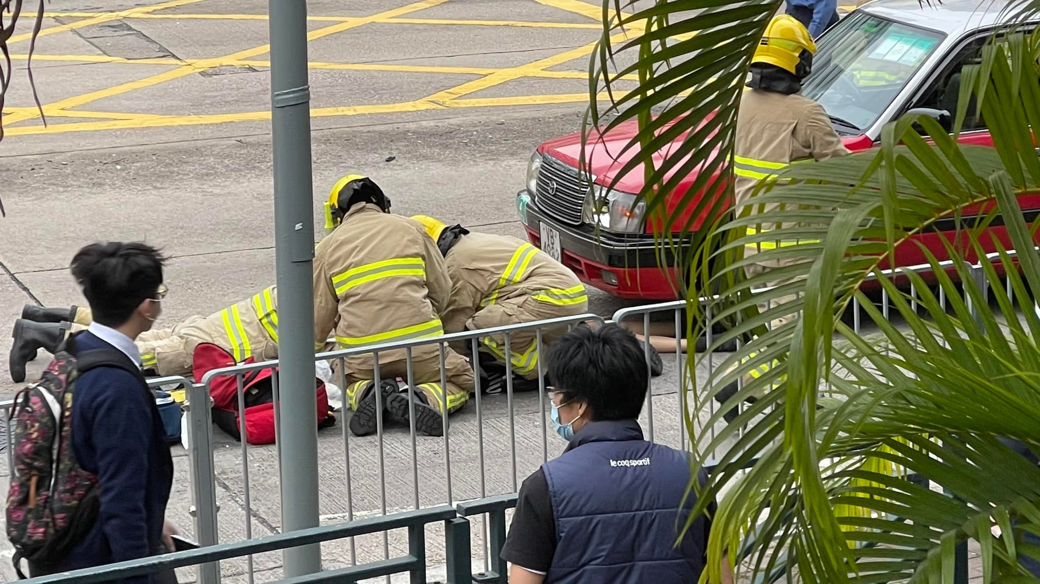 深水埗女學生被的士撞倒捲入車底