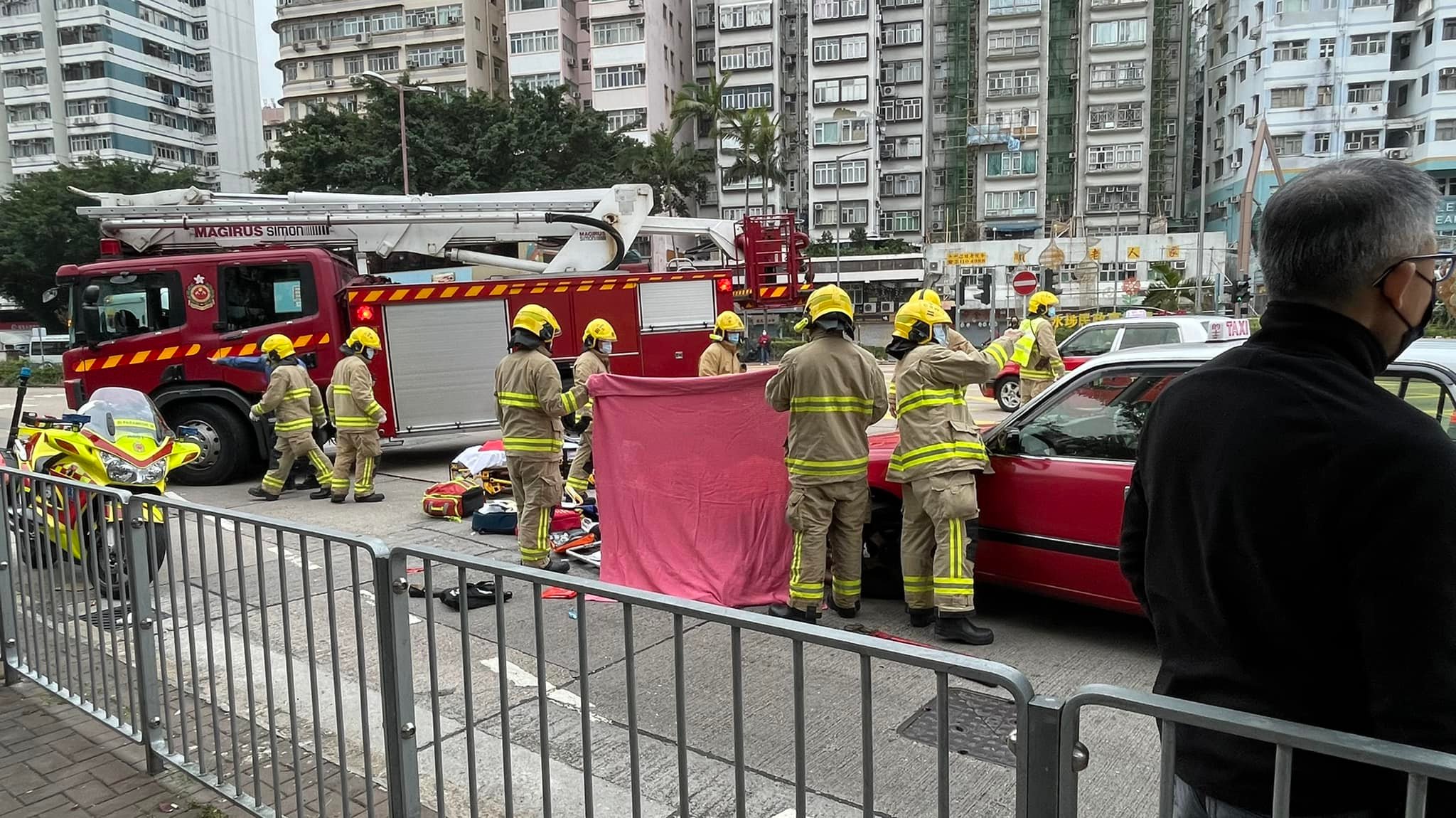 深水埗女學生被的士撞倒捲入車底