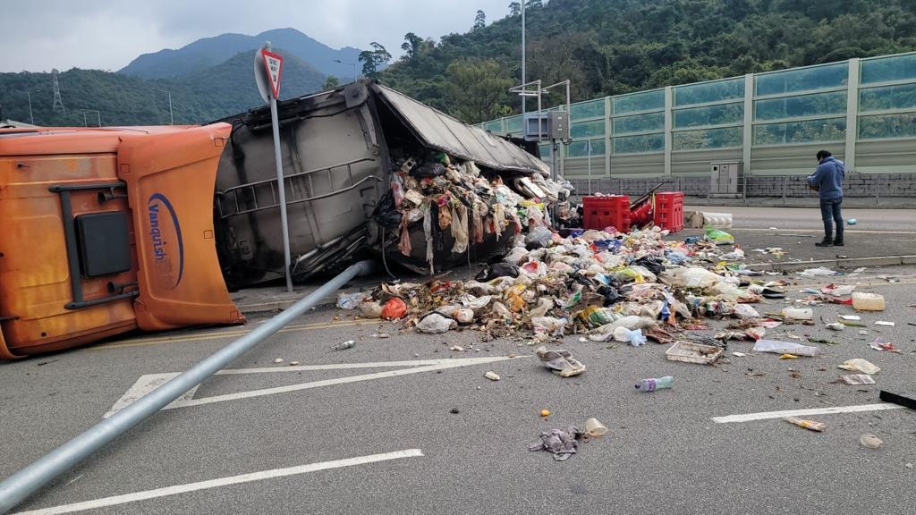 垃圾車翻側意外 滿地垃圾