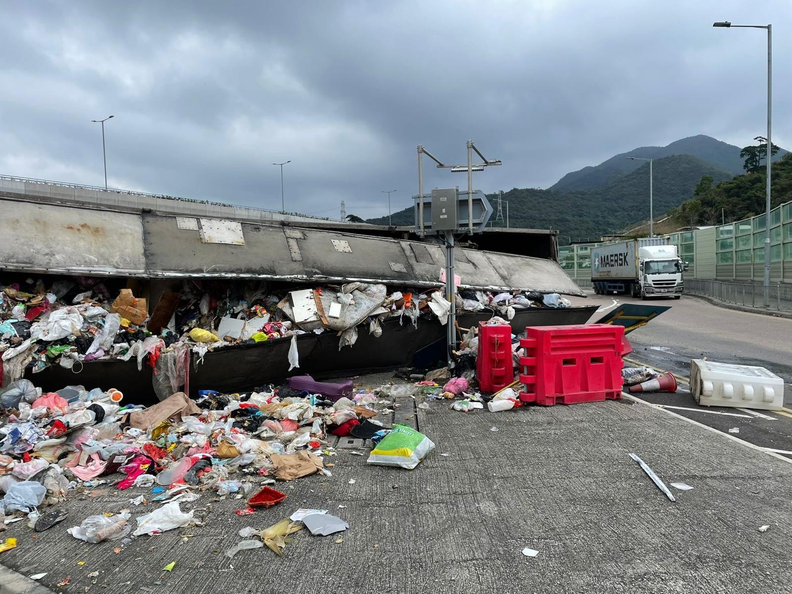 垃圾車翻側意外 滿地垃圾