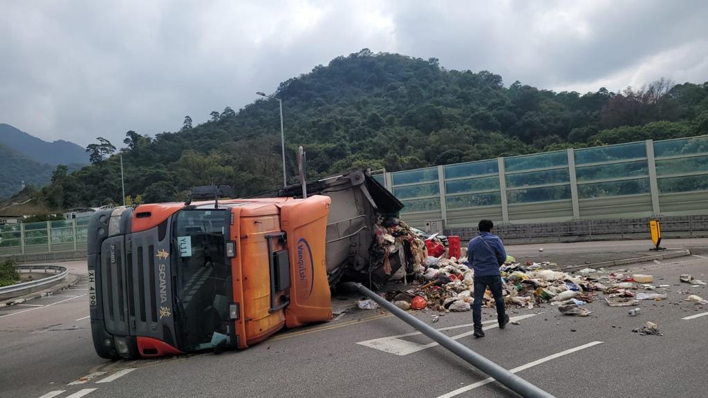 垃圾車翻側意外 滿地垃圾