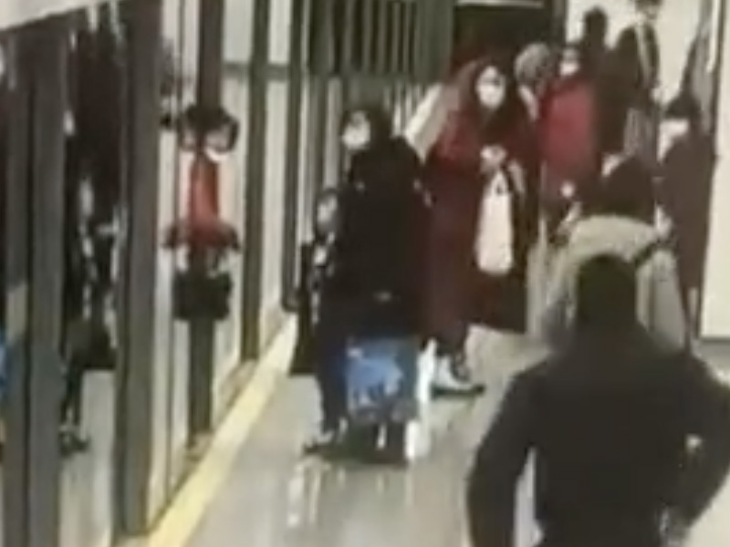 下地鐵被門夾住 正當救援時 列車居然 ...