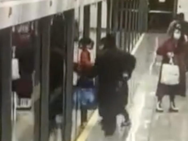 下地鐵被門夾住 正當救援時 列車居然 ...