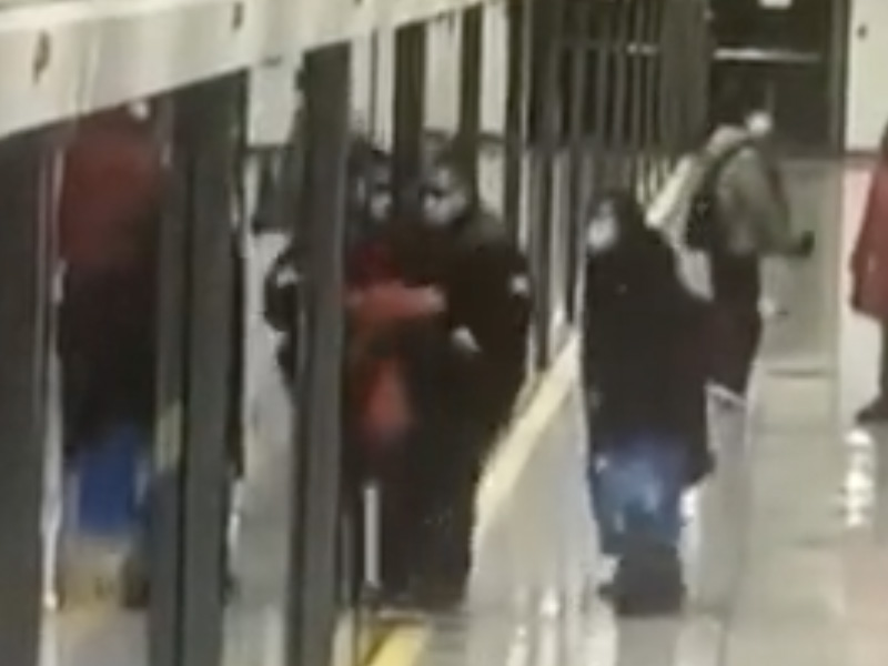 下地鐵被門夾住 正當救援時 列車居然 ...
