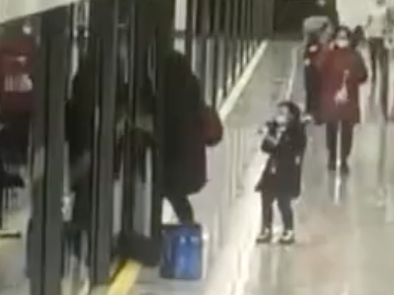 下地鐵被門夾住 正當救援時 列車居然 ...