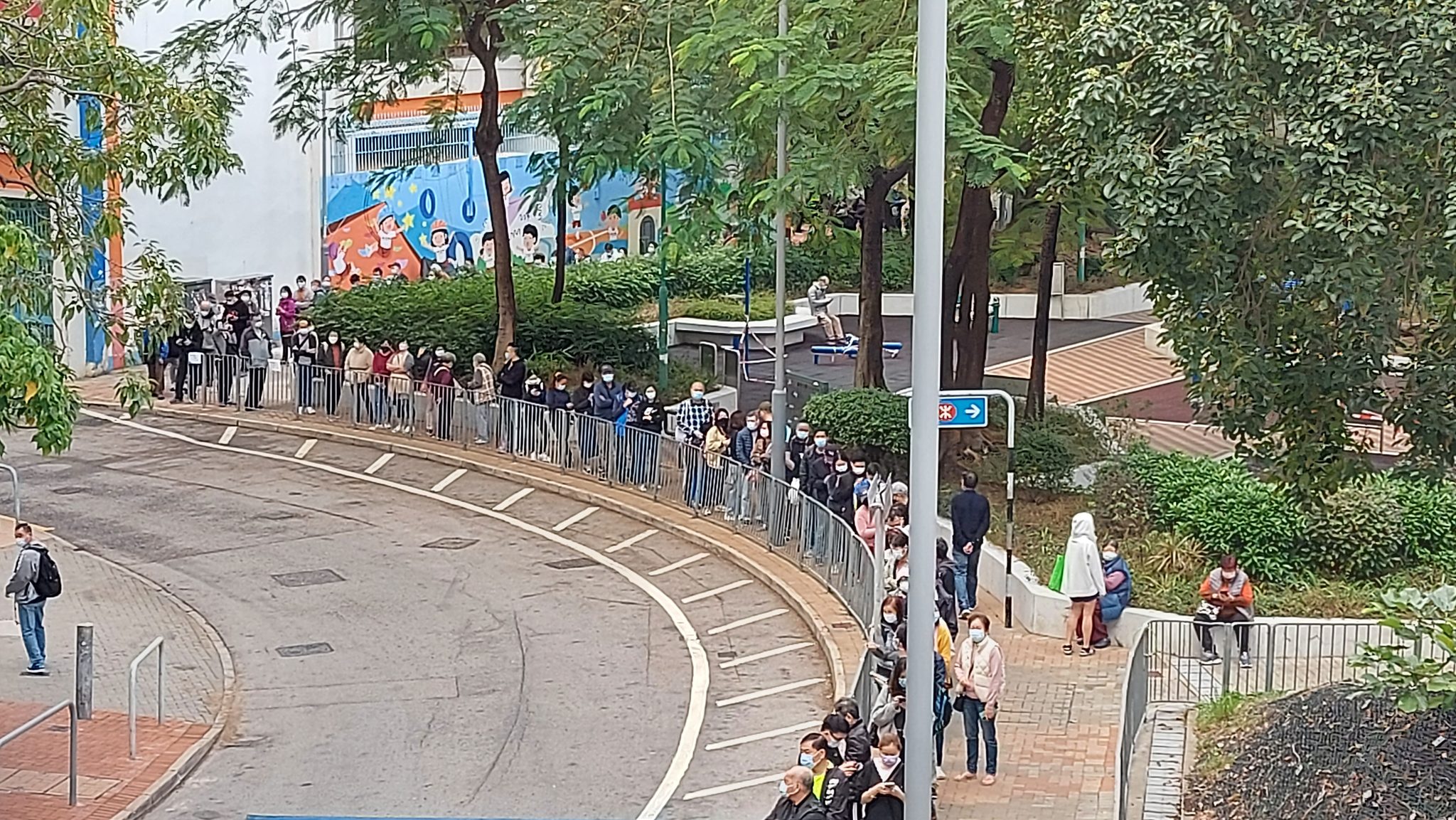 公園球場沒年宵 街坊只有排隊檢測