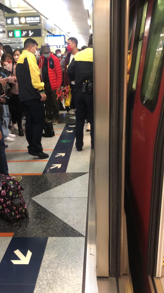 年初四 女乘客被夾列車月台空隙