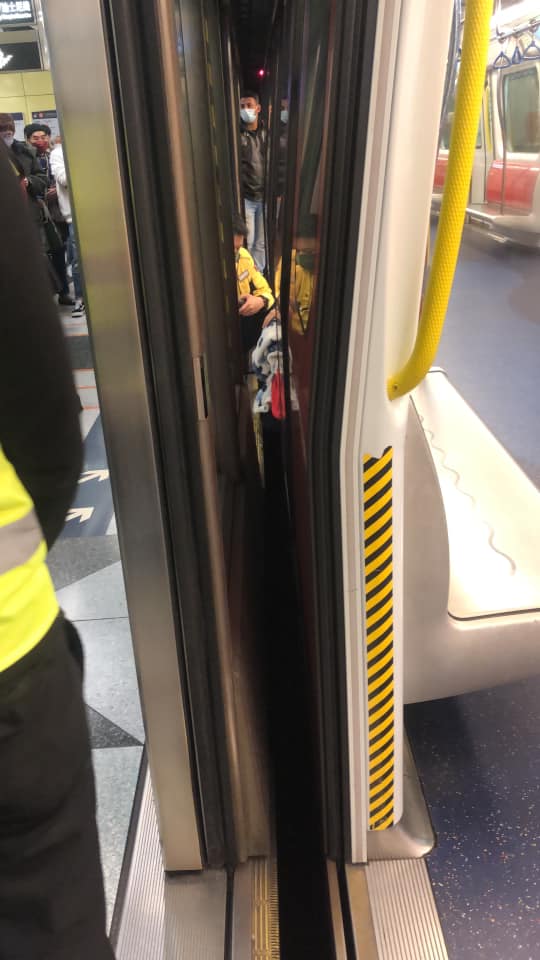年初四 女乘客被夾列車月台空隙