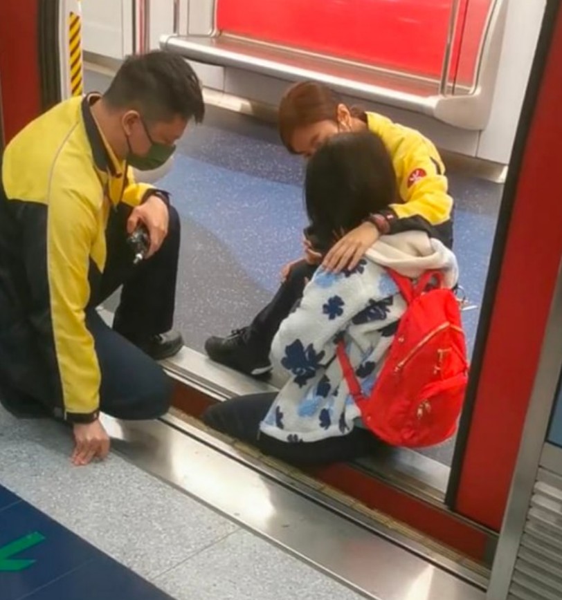 年初四 女乘客被夾列車月台空隙