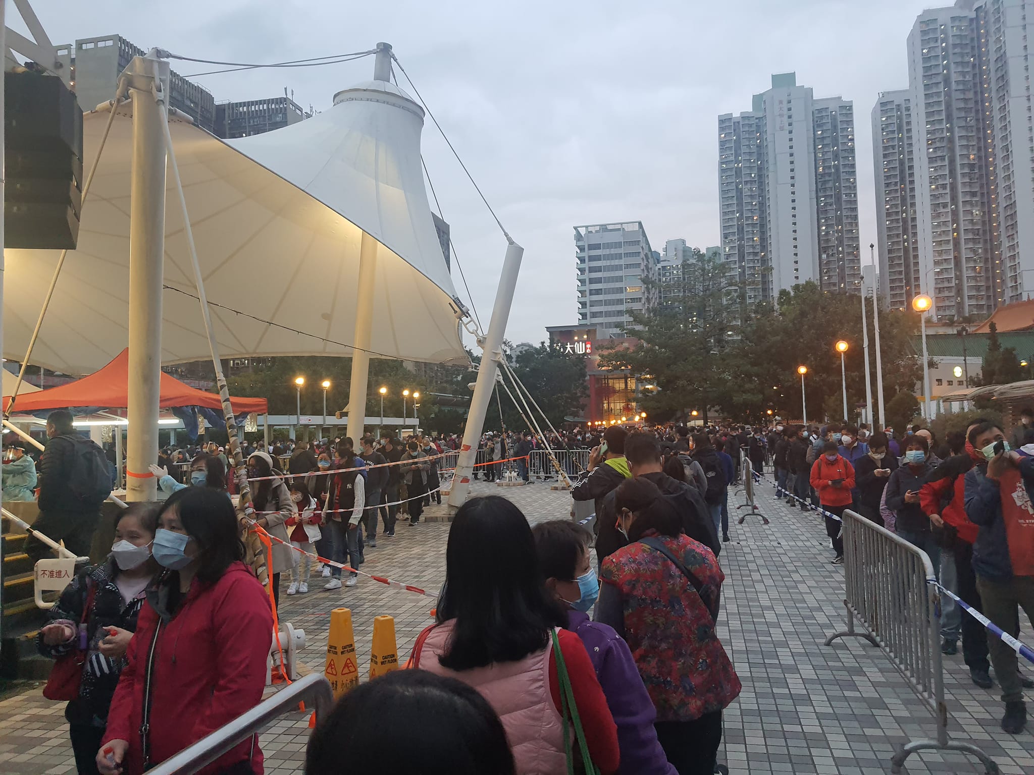 很忙 要排隊檢測 還要排隊剪頭髮