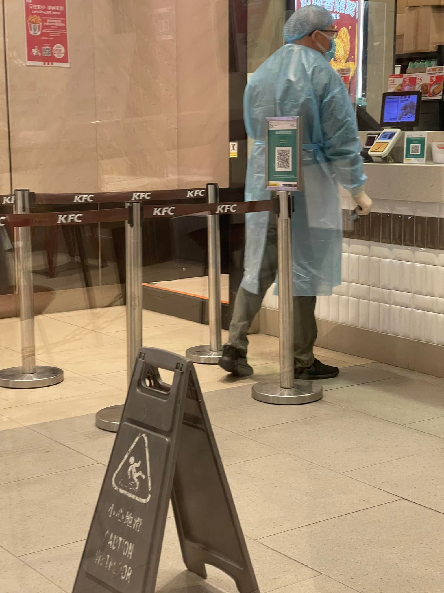 抗疫的士司機 着防護衣買KFC 網民：都無車過病人