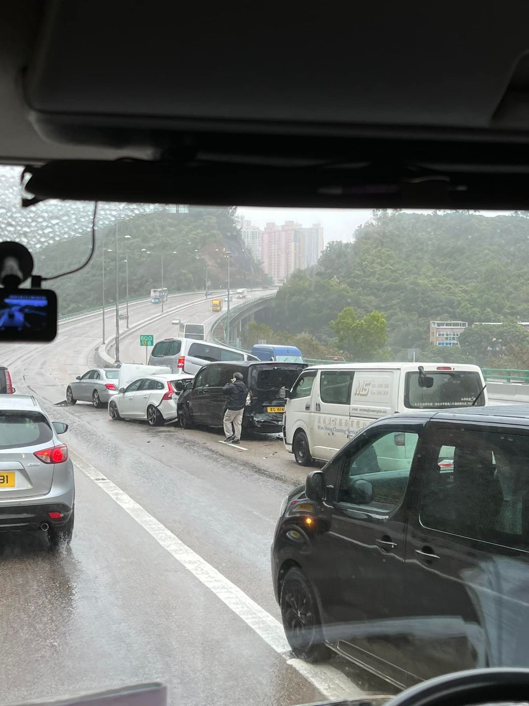 屯門公路8車相撞 炒到貨Van車疊車