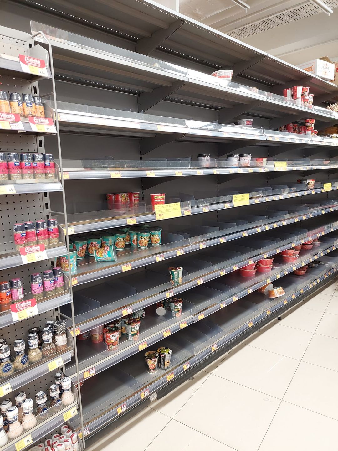 忽然放風封城禁足 市民瘋搶食物 網民：以為係烏克蘭