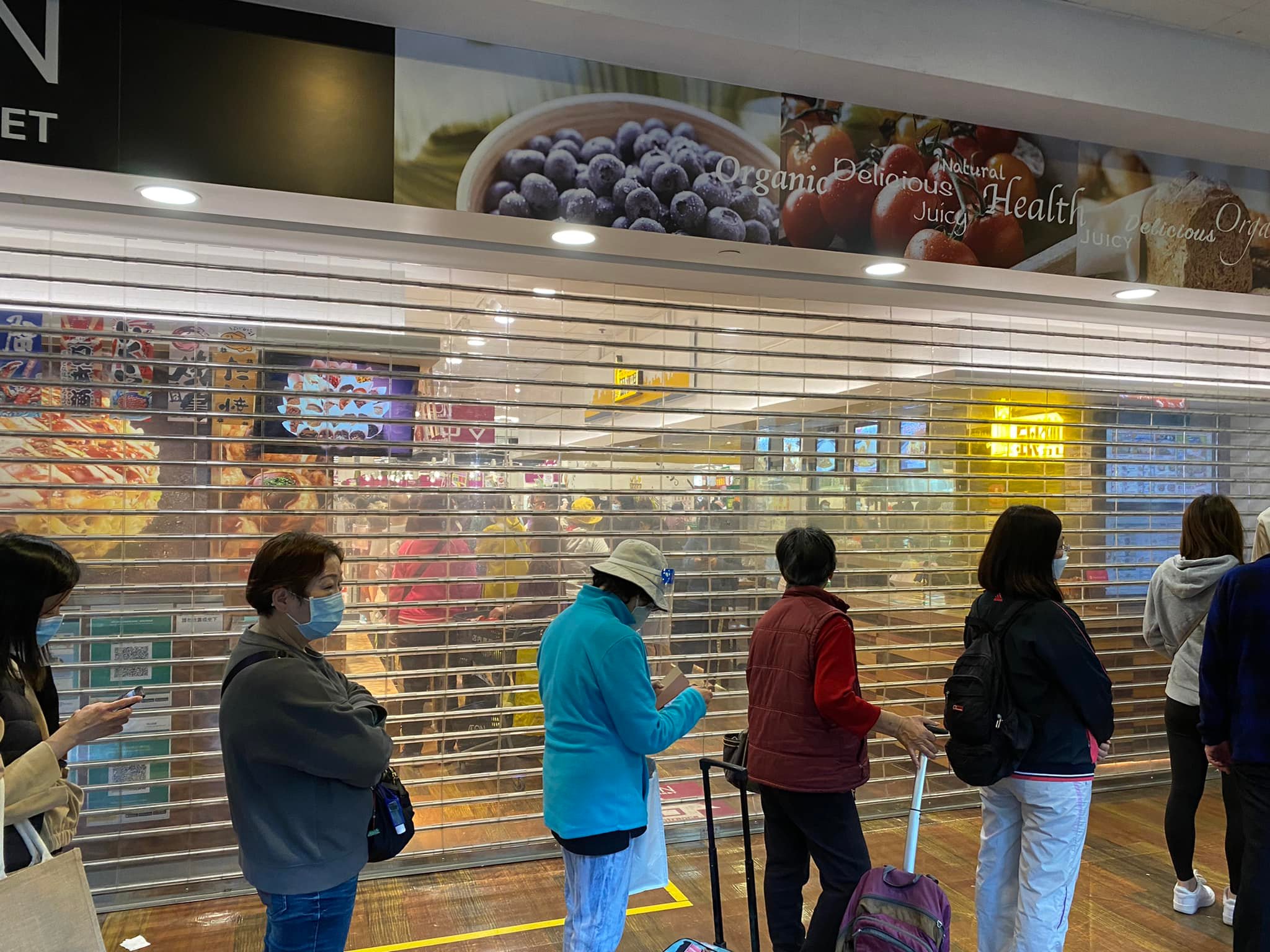 今日超5萬人確診 大批市民Aeon爭搶食物