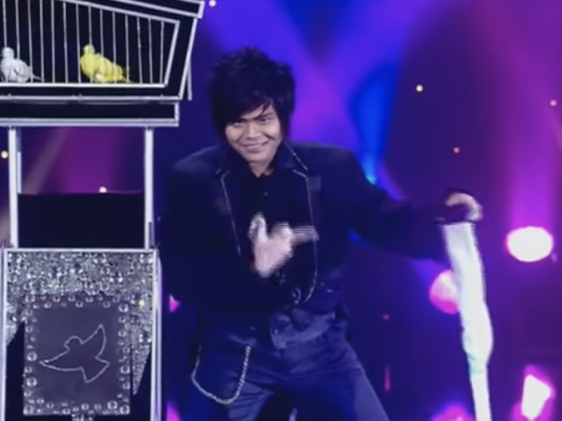 魔術師 Lim Jae-hoon 在法國表演讓人驚艷的鴿子魔術! 魔術師 Lim Jae-hoon 在法國表演讓人驚艷的鴿子魔術!