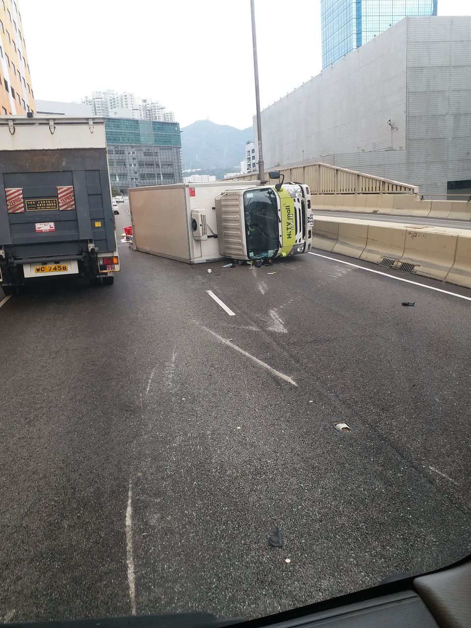 HKTVmall貨車翻側 食品用品散落一地