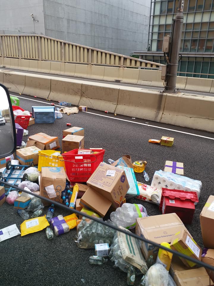 HKTVmall貨車翻側 食品用品散落一地