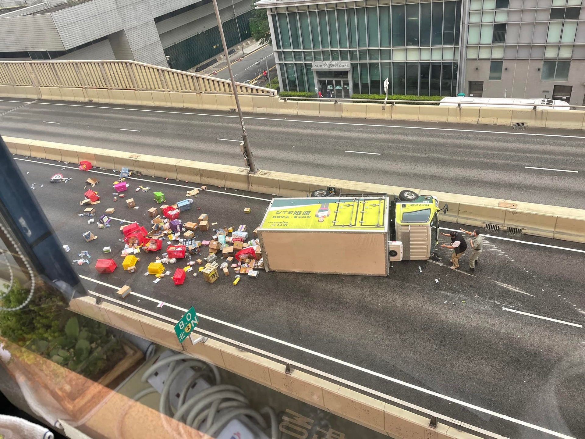 HKTVmall貨車翻側 食品用品散落一地