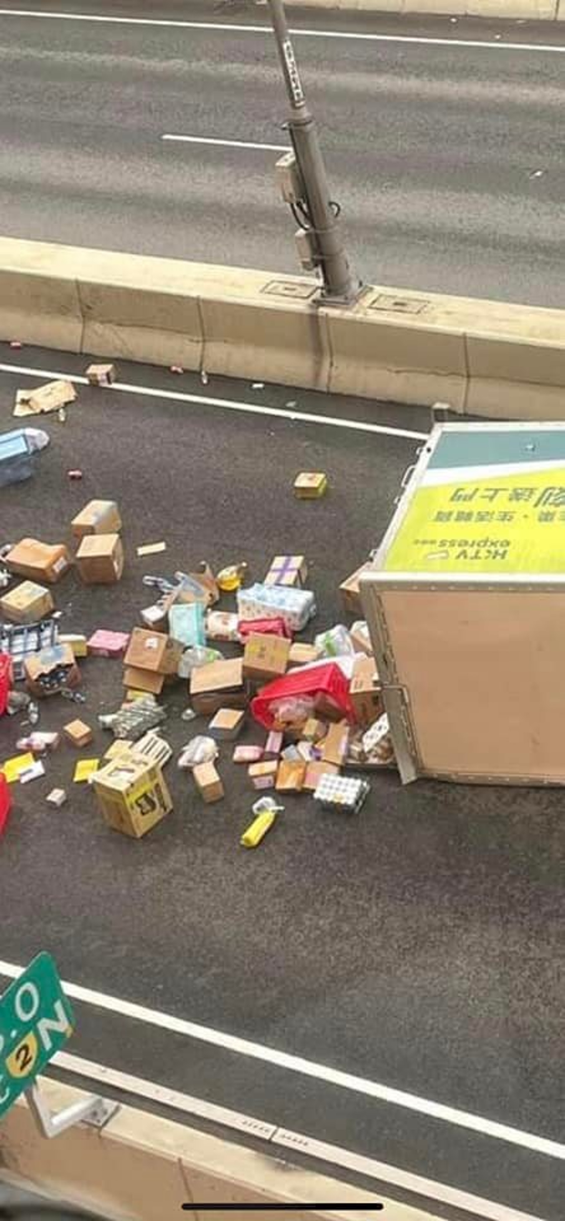 HKTVmall貨車翻側 食品用品散落一地