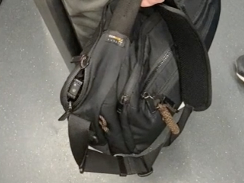 港鐵男公事包驚現 偷拍裙底鏡頭