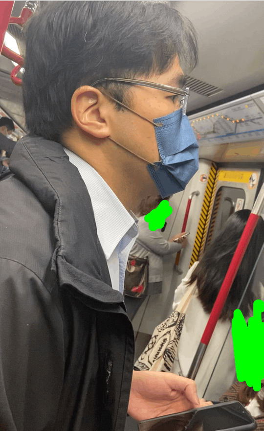 港鐵男公事包驚現 偷拍裙底鏡頭