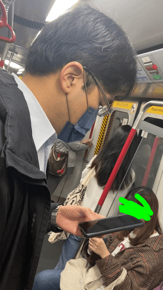 港鐵男公事包驚現 偷拍裙底鏡頭