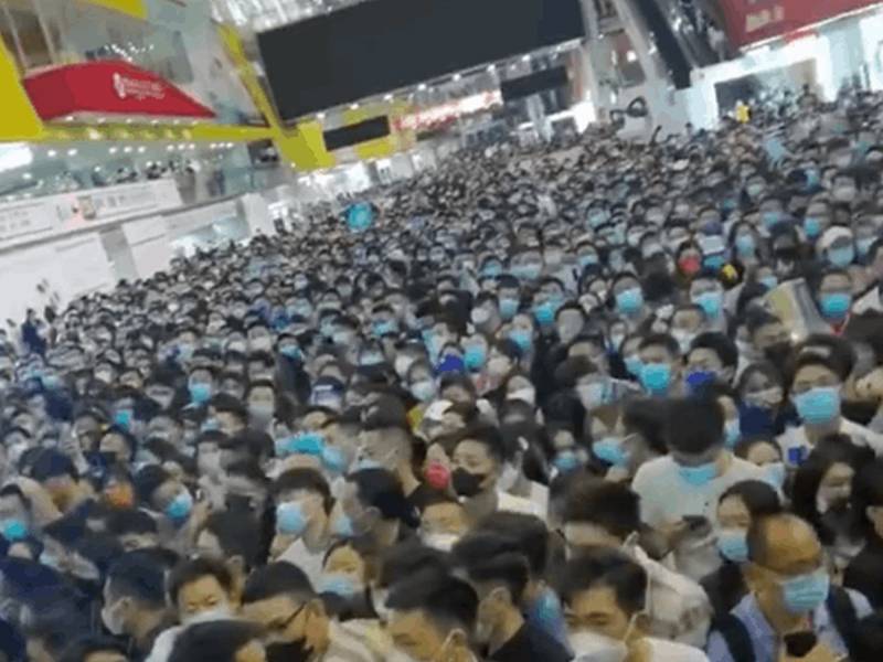 疑有感染者 廣州琶洲會展突然封館 數萬人翻欄逃跑