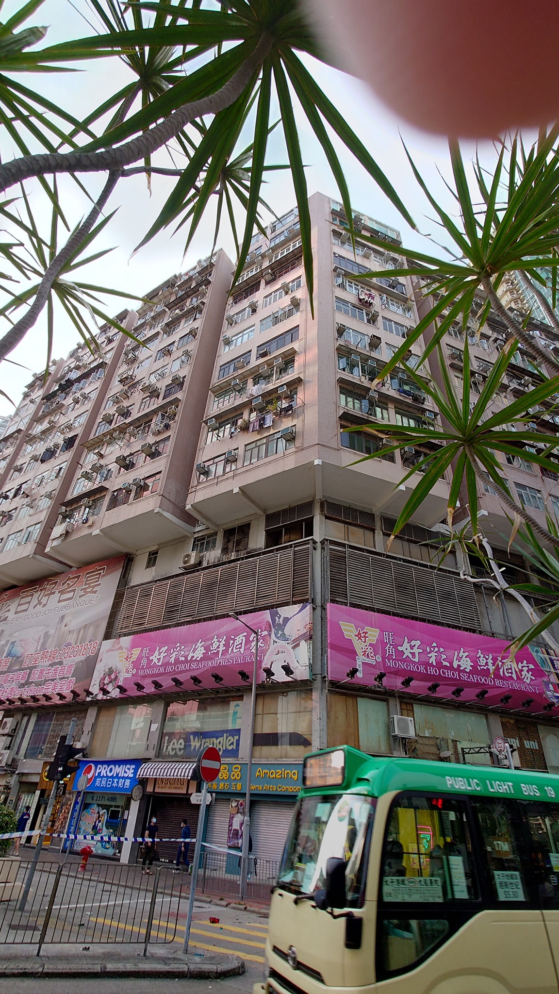 缺德鄰居 窗口掉玩具落街