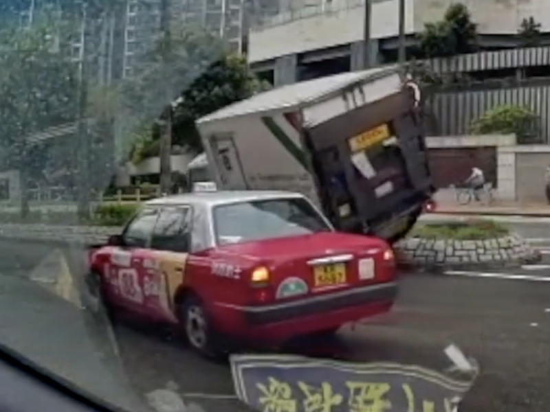 將軍澳貨車猛撞掉頭的士