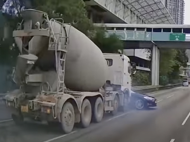 田螺車撞Tesla 一路推行數十米