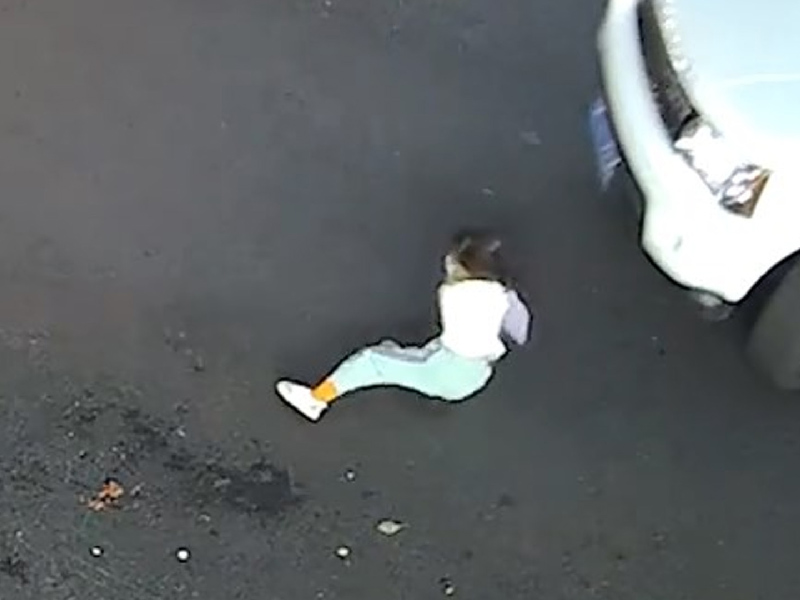 小女孩從電動車滾落捲入車底