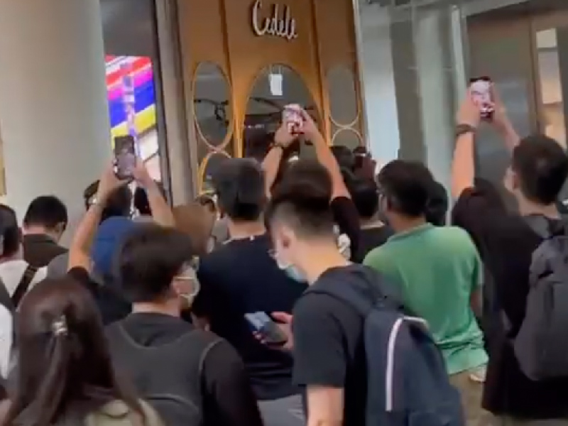 Omega X Swatch 引發混亂 疫情下世界各地大排長龍