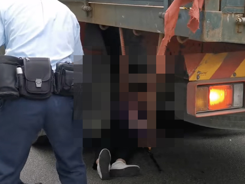 汝洲街倒車撞到 行動不便婆婆 路人圍觀拍攝