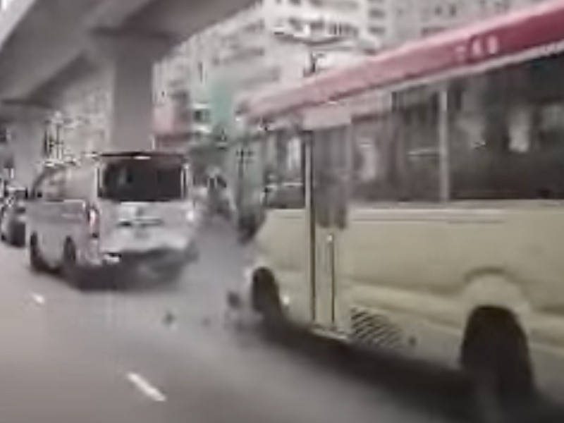 觀塘道小巴直撞貨 Van