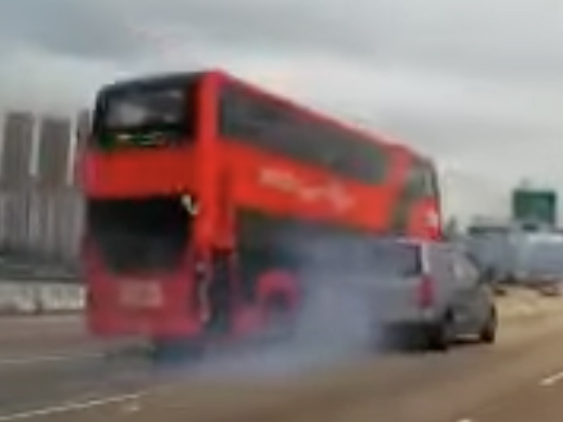 CLS貨Van司機 窄位硬Cut的士 再撞行駛中巴士