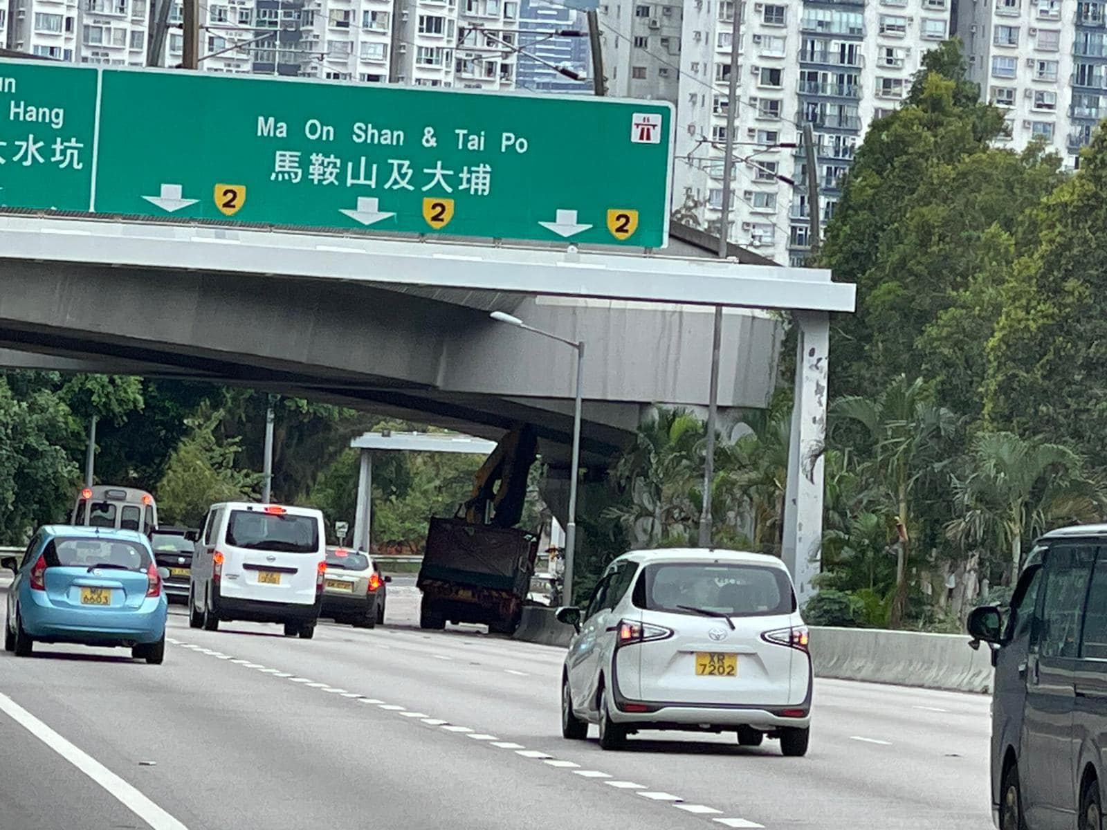 石門吊雞車 撞港鐵橋底