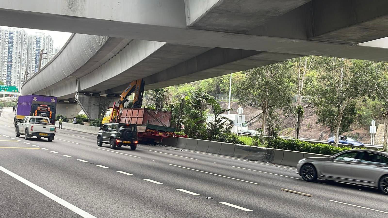 石門吊雞車 撞港鐵橋底