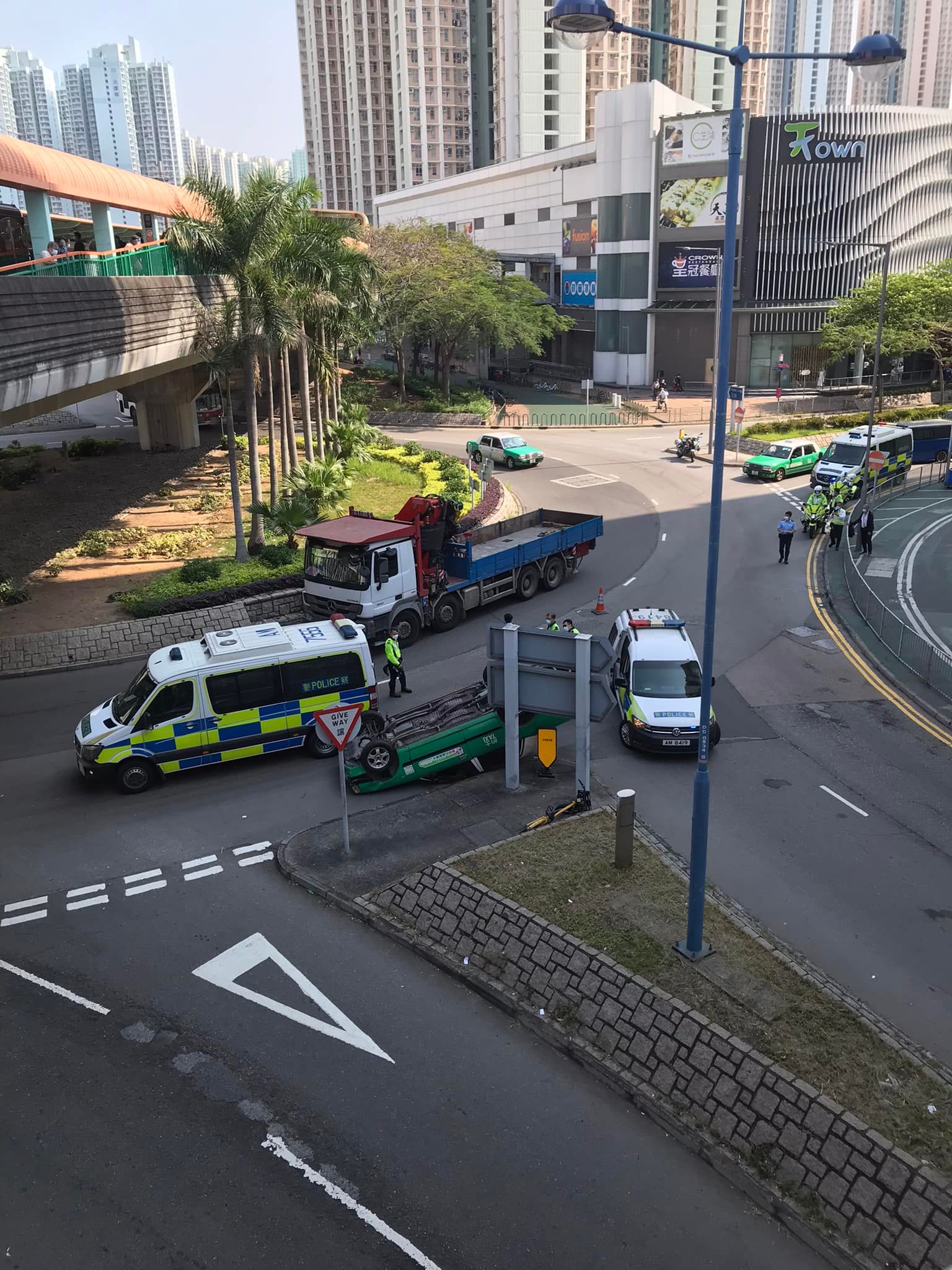 天水圍的士撞到反車 (撞車一刻)