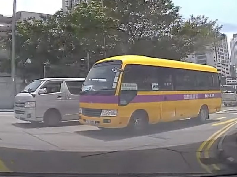 復課校巴即生意外