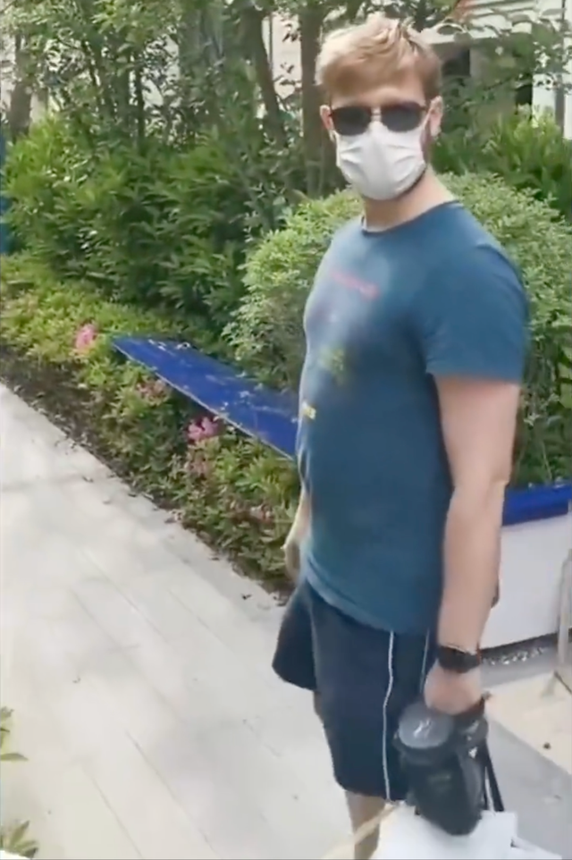 上海外籍男偷跑出管控區 被勸返時豎中指