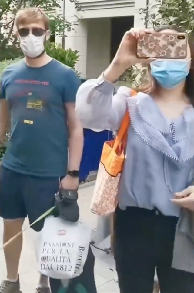 上海外籍男偷跑出管控區 被勸返時豎中指