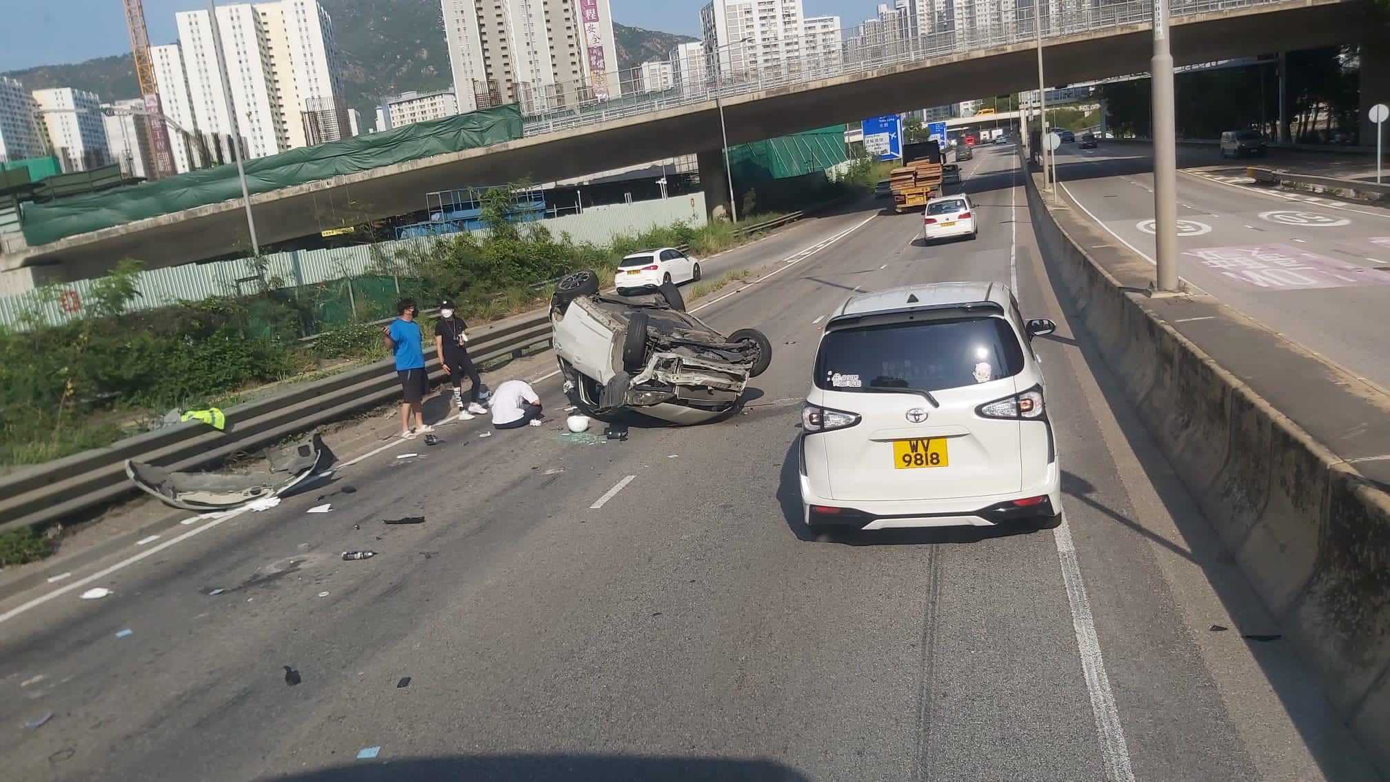 皇珠路私家車失控 撞壆翻騰多圈意外