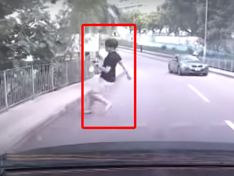 失常青年突沖出馬路求撞車