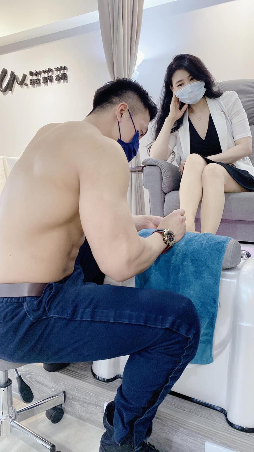 肌肉猛男美甲店