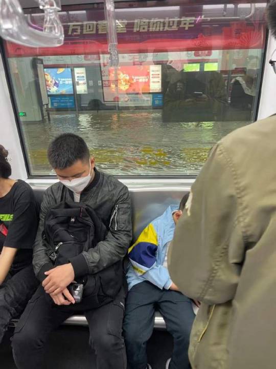 地鐵水舞間 地鐵站內現大量積水