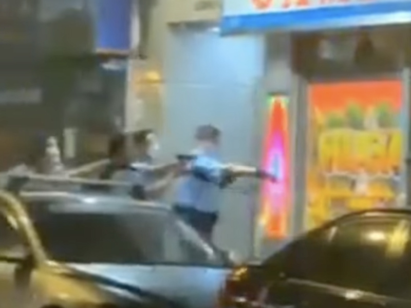 持刀漢油麻地與警方對峙