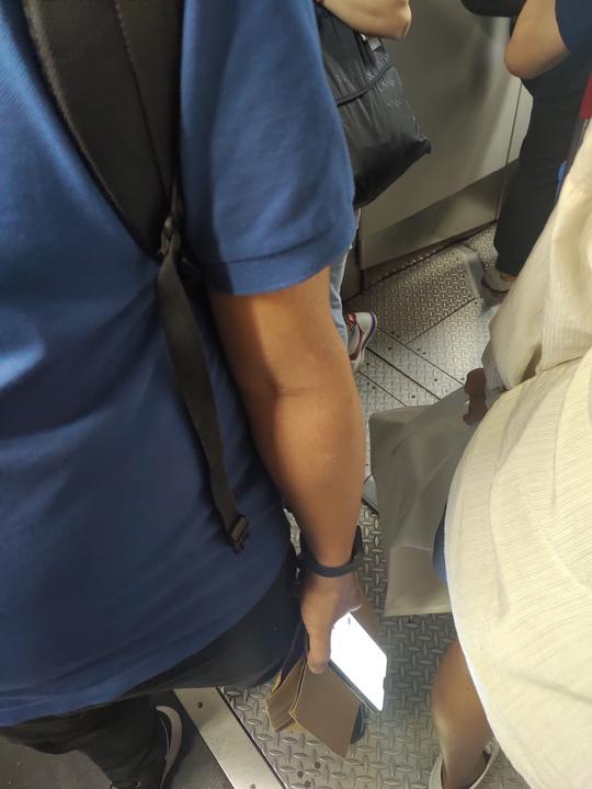 變態阿叔地鐵偷拍裙底