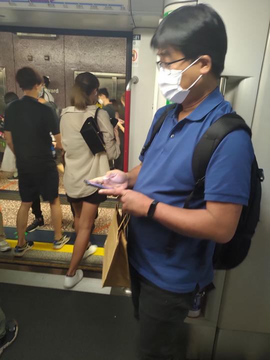 變態阿叔地鐵偷拍裙底