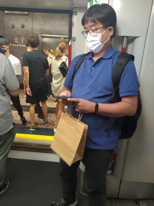 變態阿叔地鐵偷拍裙底