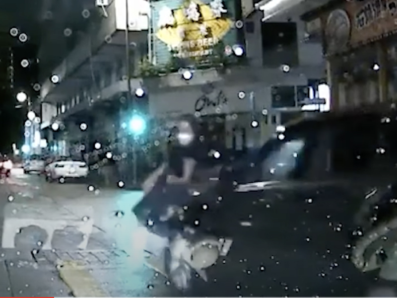 麼地道女子紅燈跑過馬路 #臨撞一刻